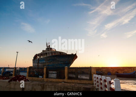Altes Boot im Hafen, Essaouira, Marokko Stockfoto