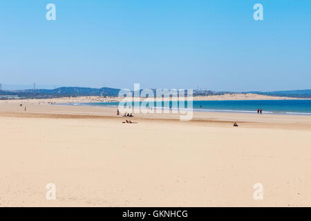 Klarer blauer Himmel über Smaragdmeer, Agadir, Marokko Stockfoto