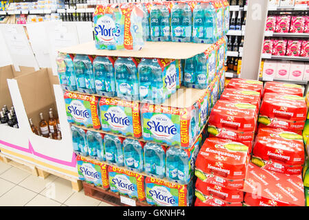 Riesige Auswahl an Kunststoff Mineralwasser zum Verkauf im Supermarkt in Limoux, Aude, Südfrankreich. Sommer. Stockfoto