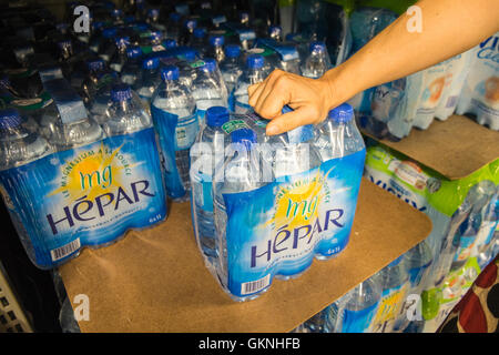 Riesige Auswahl an Kunststoff Mineralwasser zum Verkauf im Supermarkt in Limoux, Aude, Südfrankreich. Sommer. Stockfoto