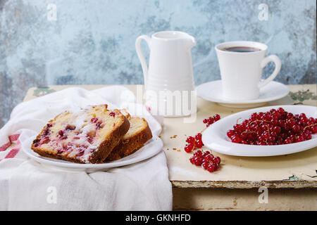 Frühstück-Thema. Zwei Stück hausgemachten Kuchen mit roten Johannisbeeren, serviert auf weißen Teller mit Puderzucker, frische Beeren, Tasse co Stockfoto