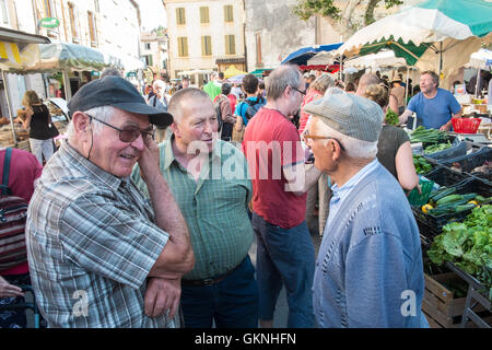 In Esperaza Sonntag Markt, Aude, Südfrankreich. Eine beliebte alternative, Hippie, Hippie mit frischen Speisen und ethnischen waren sammeln Stockfoto