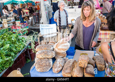 Brot, Stall, an esperaza Sonntag Markt, Aude, Südfrankreich. Eine beliebte Alternative, Hippie, Hippie Versammlung mit frischen Speisen und ethnischen Waren Stockfoto