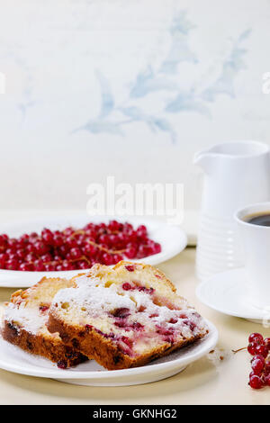 Frühstück-Thema. Zwei Stück hausgemachten Kuchen mit roten Johannisbeeren, serviert auf weißen Teller mit Puderzucker, frische Beeren, Tasse co Stockfoto