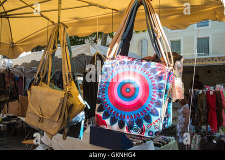 In Esperaza Sonntag Markt, Aude, Südfrankreich. Eine beliebte alternative, Hippie, Hippie mit frischen Speisen und ethnischen waren sammeln Stockfoto