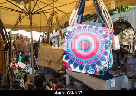 In Esperaza Sonntag Markt, Aude, Südfrankreich. Eine beliebte alternative, Hippie, Hippie mit frischen Speisen und ethnischen waren sammeln Stockfoto