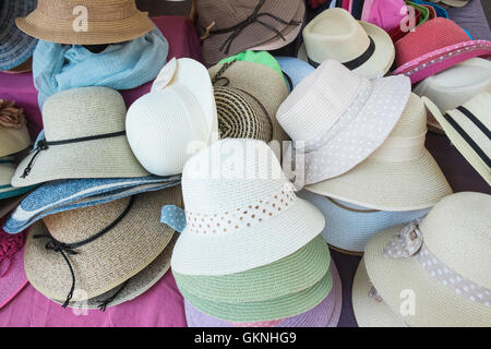 In Esperaza Sonntag Markt, Aude, Südfrankreich. Eine beliebte alternative, Hippie, Hippie mit frischen Speisen und ethnischen waren sammeln Stockfoto