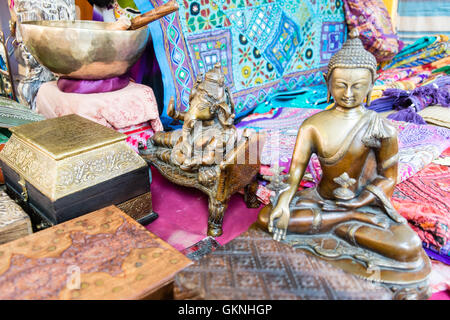 In Esperaza Sonntag Markt, Aude, Südfrankreich. Eine beliebte alternative, Hippie, Hippie mit frischen Speisen und ethnischen waren sammeln Stockfoto