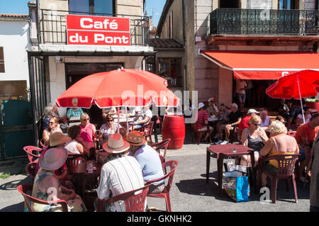 In Esperaza Sonntag Markt, Aude, Südfrankreich. Eine beliebte alternative, Hippie, Hippie mit frischen Speisen und ethnischen waren sammeln Stockfoto