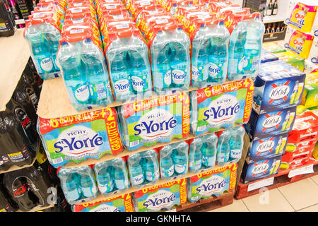 Riesige Auswahl an Kunststoff Mineralwasser zum Verkauf im Supermarkt in Limoux, Aude, Südfrankreich. Sommer. Stockfoto