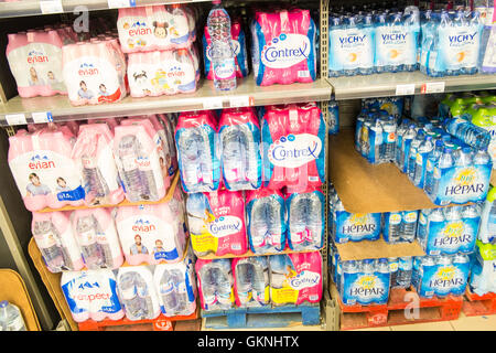 Große Auswahl an Kunststoff Mineralwasser, Evian, Wasser, Flasche, für den Verkauf im Supermarkt in Limoux, Aude, Südfrankreich. Sommer. Stockfoto