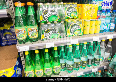 Riesige Auswahl an Kunststoff Mineralwasser zum Verkauf im Supermarkt in Limoux, Aude, Südfrankreich. Sommer. Stockfoto