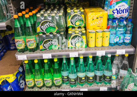 Riesige Auswahl an Kunststoff Mineralwasser zum Verkauf im Supermarkt in Limoux, Aude, Südfrankreich. Sommer. Stockfoto