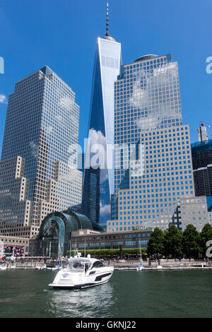 Kleines Motorboot in North Cove Marina an Brookfield Place in Lower Manhattan in New York City Stockfoto