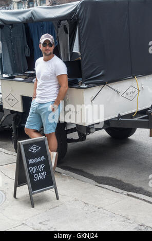 Tragbare Pop-Shop Verkauf Männermode in eine offene Tailer in New York City Stockfoto