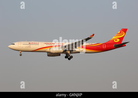 Shanghai, China - 16. Mai 2016: Ein Hong Kong Airlines Airbus A330-300 mit der Registrierung B-LNO Landung in Shanghai Hongqiao Air Stockfoto