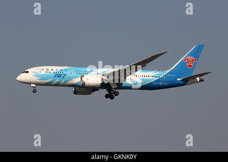 Shanghai, China - 16. Mai 2016: A China Southern Boeing 787-8 Dreamliner mit der Registrierung B-2736 nähert Shanghai Hongqi Stockfoto