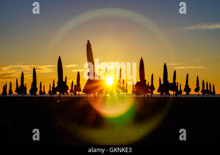 Spektakulären Sonnenuntergang in Deauville-Sur-Mer in Frankreich, mit der berühmten Sonnenschirme von Deauville Stockfoto