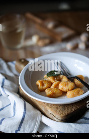 Hausgemachte Kürbis Gnocchi in einem weißen Teller Stockfoto