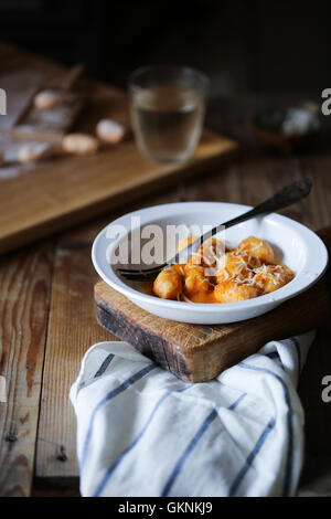 Hausgemachte Kürbis Gnocchi in einem weißen Teller Stockfoto