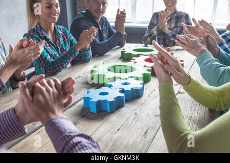 Menschen in Freizeitkleidung mit Rädchen des Geschäfts, moderne Business-Meeting Konzept Stockfoto