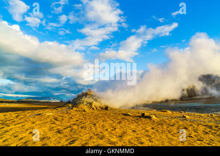 Dampfende Fumarolen am Hverir geothermische Gebiet in Nord-Island Stockfoto