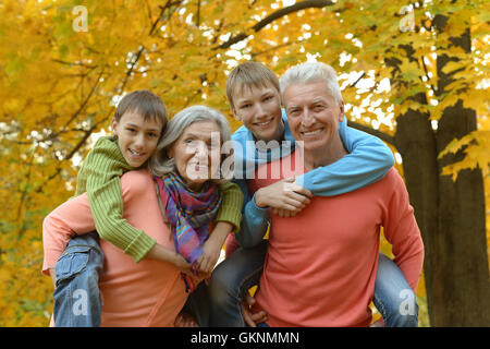 Großeltern mit Kinder im park Stockfoto