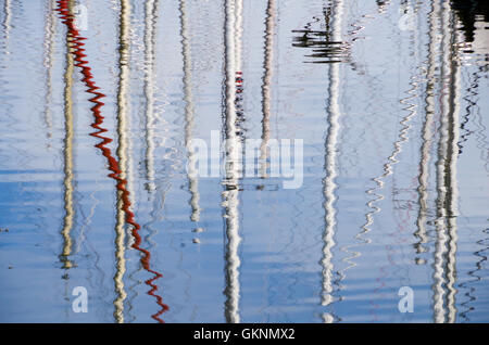 Masten der Segelboote spiegelt sich im Wasser im Hafen von Deauville in Frankreich Stockfoto