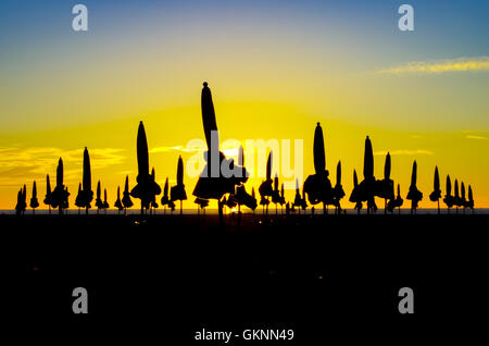 Spektakulären Sonnenuntergang in Deauville-Sur-Mer in Frankreich, mit den Silhouetten der berühmten Sonnenschirme von Deauville Stockfoto