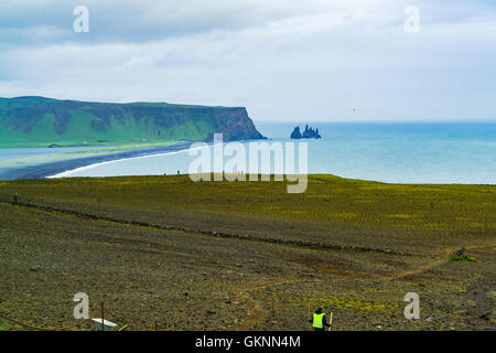 Blick auf berühmte Reynisdrangar Felsformationen aus der Kap Dyrhólaey nahe dem Dorf Vik in Island Stockfoto