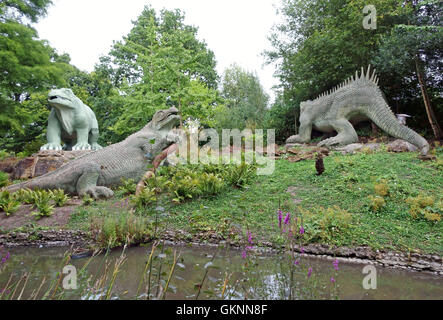 Dinosaurier-Figuren im Crystal Palace Park, Süd-London Stockfoto