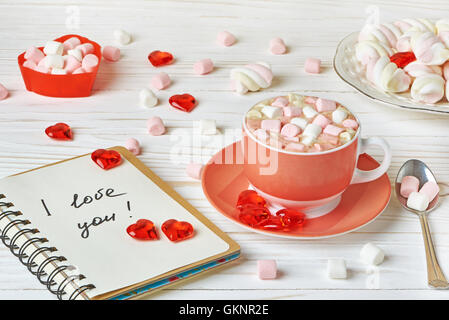 Heiße Schokolade mit Marshmallows für den Valentinstag Stockfoto