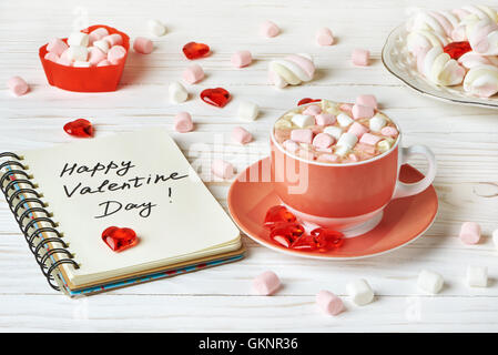 Heiße Schokolade mit Marshmallows für den Valentinstag Stockfoto