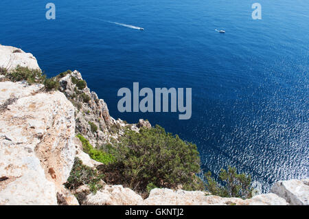 Formentera: Blick auf Mittelmeer und die mediterrane Macchia, gesehen von La Mola Klippe an der äußersten östlichen Zipfel der Insel Stockfoto