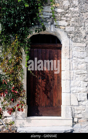 Haustür von einem alten Holzhaus im Dorf Vezenobres im französischen Département Gard Stockfoto