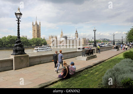 Die Häuser des Parlaments über die Themse von Albert Embankment, London, England, UK. Stockfoto