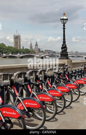 Santander-Leihräder an docking-Station auf der Albert Embankment, London, England, UK. Stockfoto