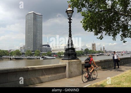 Albert Embankment, gegenüber Millbank Tower, London, England, UK. Stockfoto