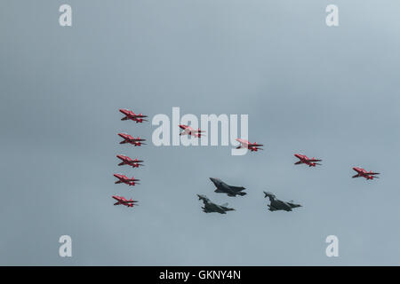 Der Royal Air Force 2016 Red Arrows Display Team führen Manöver während einer öffentlichen Airshow. Stockfoto