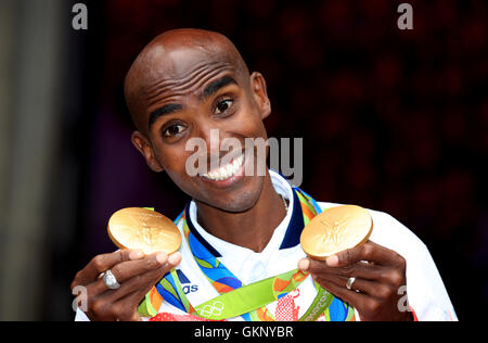 Der Brite Mo Farah mit seinem Gold Medaillen für den Sieg in der Männer 5000m und 10000m bei einem Fototermin bei British House, Parque Lage, Rio De Janeiro. Stockfoto