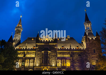 Das alte Rathaus von Aachen, Deutschland mit blauen Nachthimmel gesehen von der Katschhof. Stockfoto