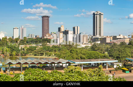 Skyline von Nairobi, Kenia mit Uhuru Park im Vordergrund und einem Hubschrauber auf die KICC. Stockfoto