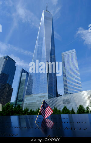 Freedom Tower, One World Trade Center in New York, Manhattan New York. Von unten mit einer amerikanischen Flagge im Vordergrund das 9/11 Memorial gesehen. 08.09.2016 Stockfoto