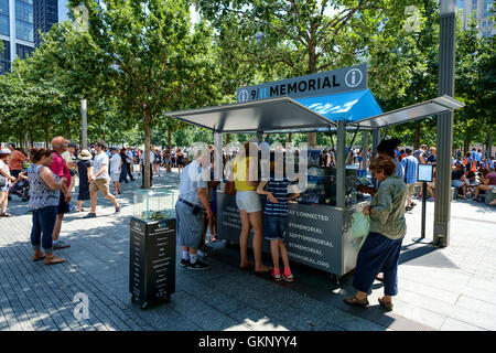 Einen Merchandise-Stand am 9 / 11 Memorial in New York, USA 08.09.2016. Der Gewinn auf das gute verkauft hilft den Unterhalt des Denkmals Stockfoto