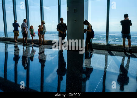 Die Menschen bei der One World Observatory auf 100-102 Etagen des One World Trade Center (aka Freedom Tower) fotografieren, Selfies und die Aussicht genießen.  Manhattan, New York City Stockfoto