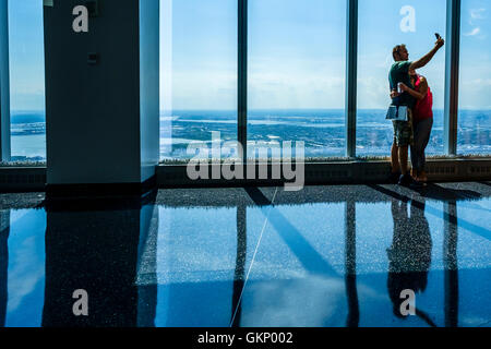 Die Menschen bei der One World Observatory auf 100-102 Etagen des One World Trade Center (aka Freedom Tower) fotografieren, Selfies und die Aussicht genießen.  Manhattan, New York City Stockfoto