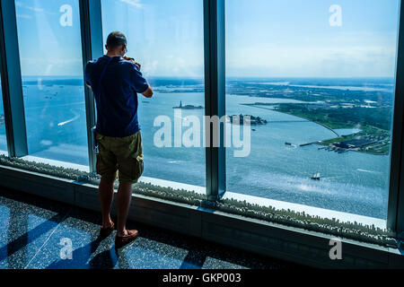 Die Menschen bei der One World Observatory auf 100-102 Etagen des One World Trade Center (aka Freedom Tower) fotografieren, Selfies und die Aussicht genießen.  Manhattan, New York City Stockfoto