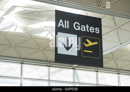 Melden Sie sich für Tore am Abflug-Terminal am Stansted Airport,London,Essex,England.Europe. Stockfoto