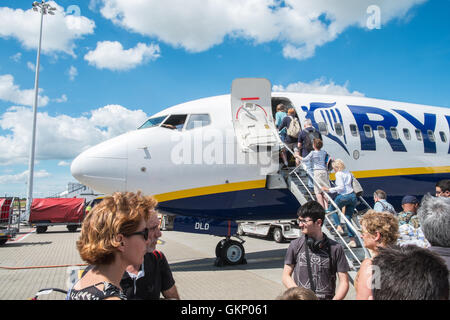 Passagiere, die Flugzeug Ryanair am Flughafen Stansted Flug nach Carcassonne, Südfrankreich. Stockfoto