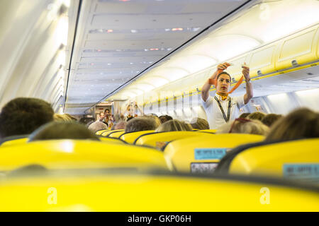 An Bord von Ryanair-Flug vom Flughafen London Stansted nach Carcassonne, Südfrankreich. Luft-Steward, Sicherheitsinformationen auf Sitz. Stockfoto